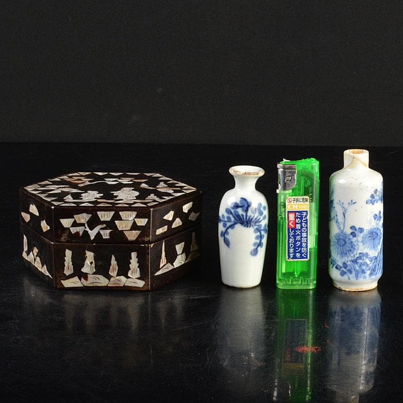 中国　清朝　青花花文鼻煙壷　花瓶　2点　李朝螺鈿装飾六角箱入り　C　R7421