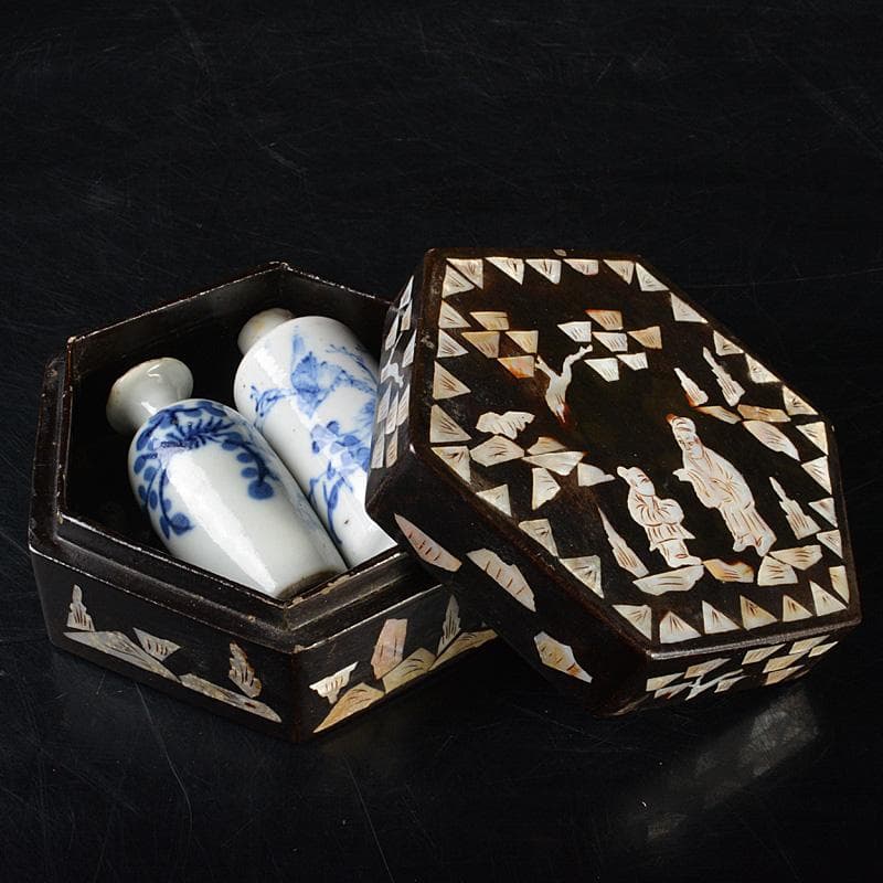 中国　清朝　青花花文鼻煙壷　花瓶　2点　李朝螺鈿装飾六角箱入り　C　R7421