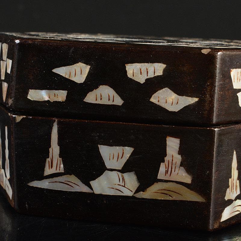 中国　清朝　青花花文鼻煙壷　花瓶　2点　李朝螺鈿装飾六角箱入り　C　R7421