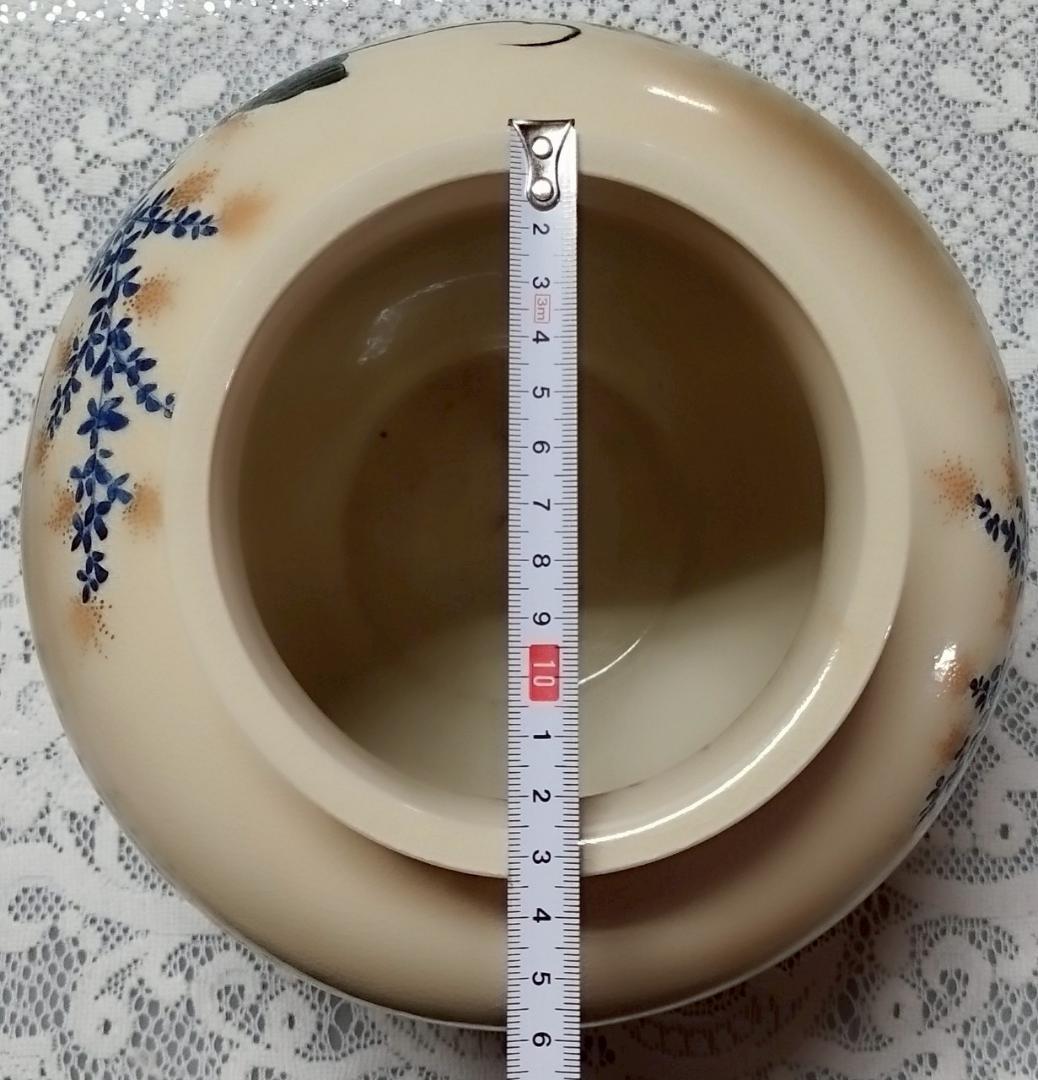 花と葉の装飾 陶器の花瓶