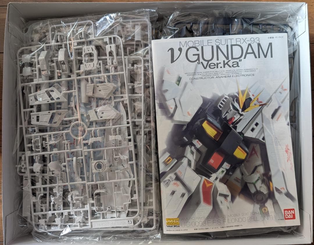 新品 MG 1/100 RX-93 νガンダム Ver.Ka　ニューガンダム