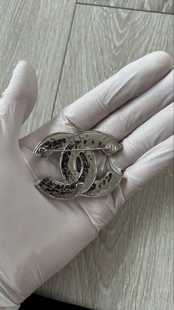 A*★様 CHANEL シルバーロゴブローチ