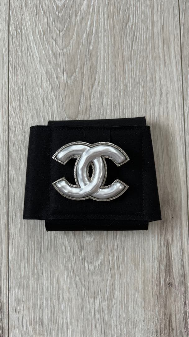 A*★様 CHANEL シルバーロゴブローチ