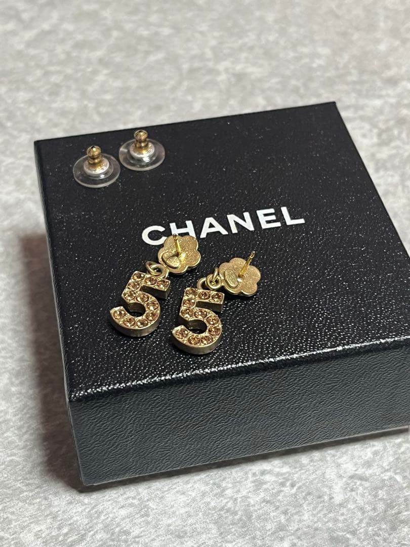CHANEL カメリアとNo.5xラインストーンのシャネルピアス