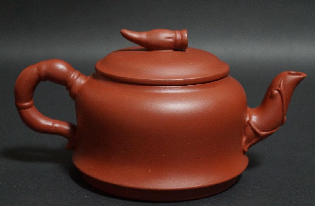 中国紫砂芸術家 王国望造 紫砂壺 細工彫り『蓮文』黄龍山鉱紫砂泥使用 手造り急須