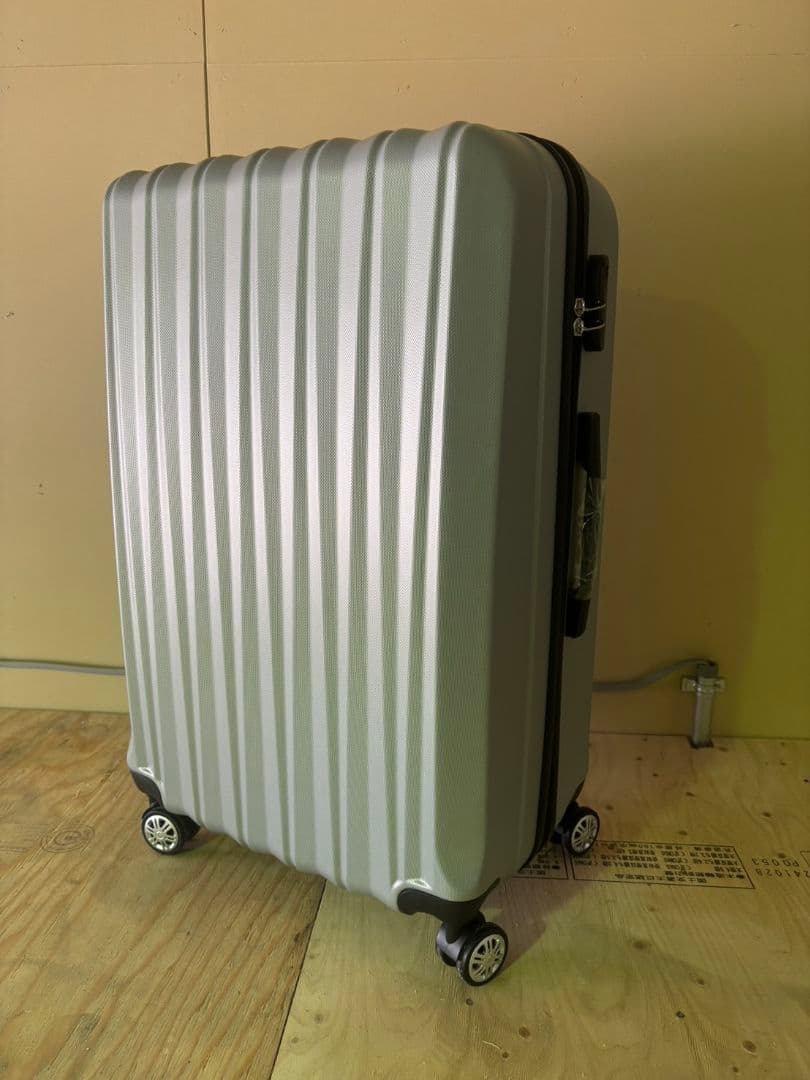 МサイズSサイズ新品未使用スーツケースキャリーケース　シルバー60L軽量3-5泊