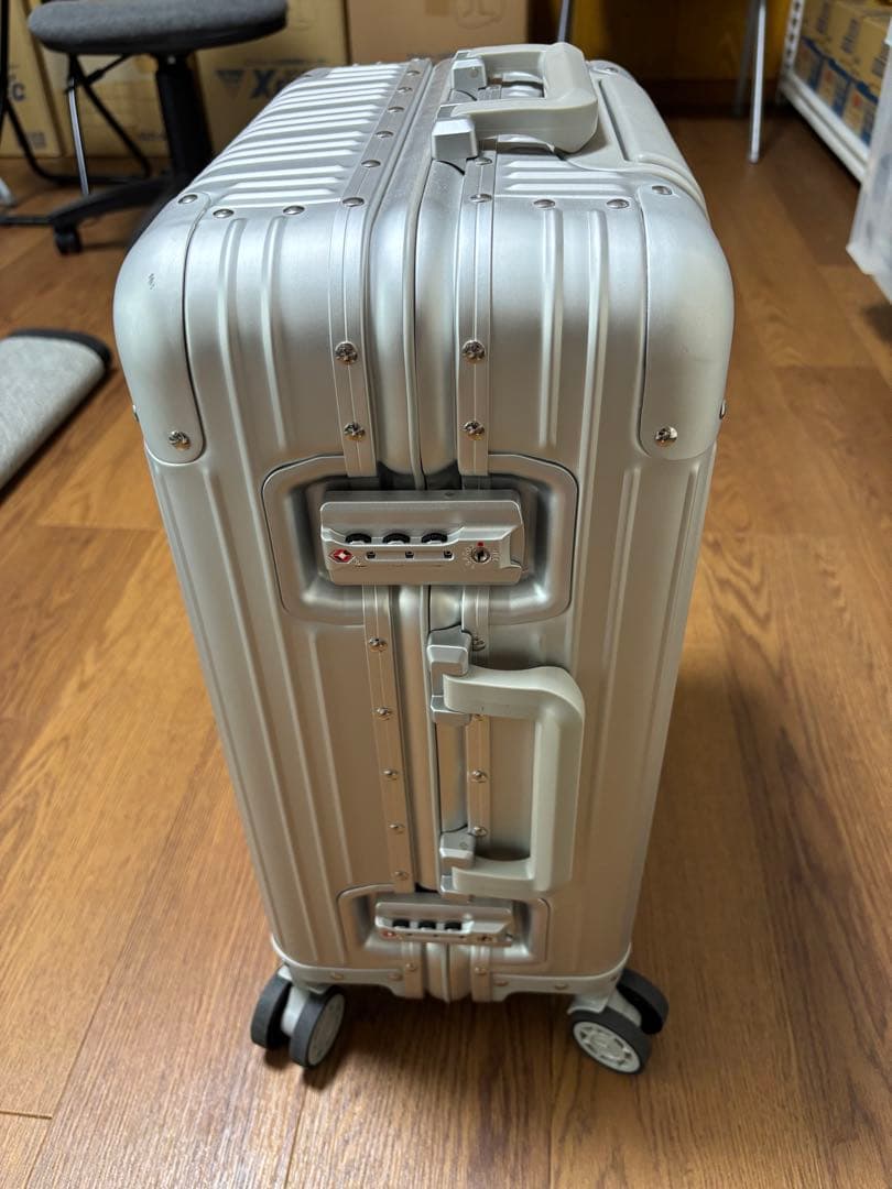 メルセデス　シルバーキャリーケース