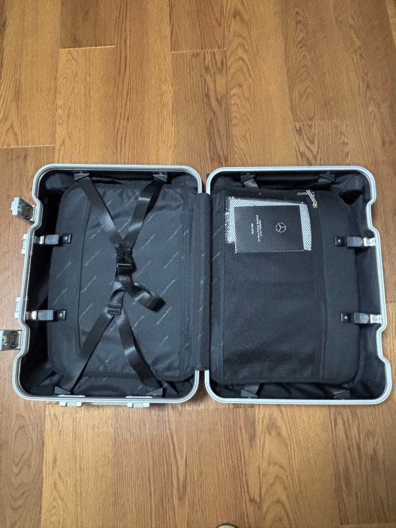 メルセデス　シルバーキャリーケース