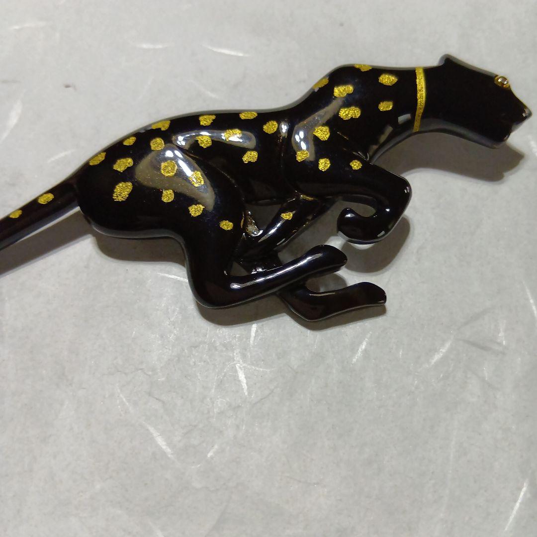 鼈甲沈金付きピューマブローチ