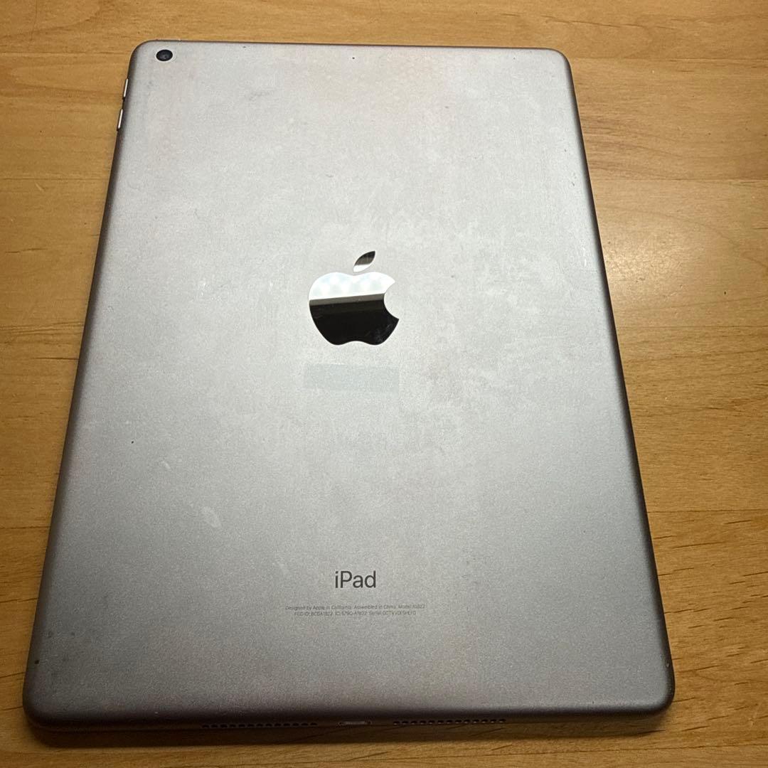 Apple iPad (第5世代) 128GB wifi 背面に汚れあり