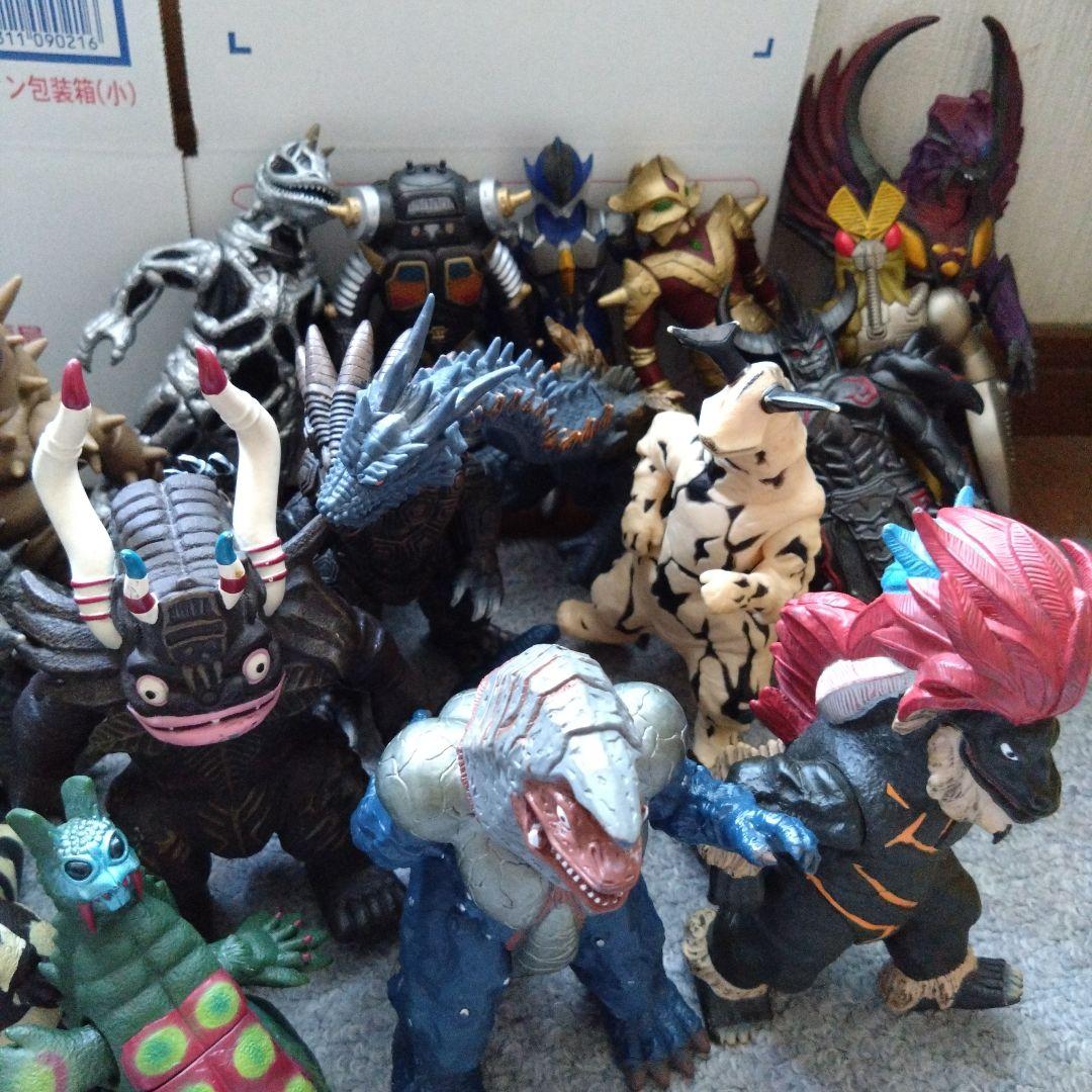 ウルトラマン 怪獣フィギュアセット　サイズ80いっぱい　17体　③