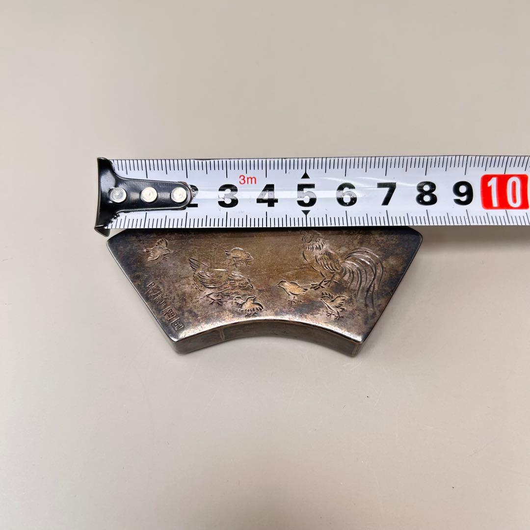 A扇形の小物入れ 鶏の彫刻 銀色 金属製 レトロ 雰囲気 約47.8g