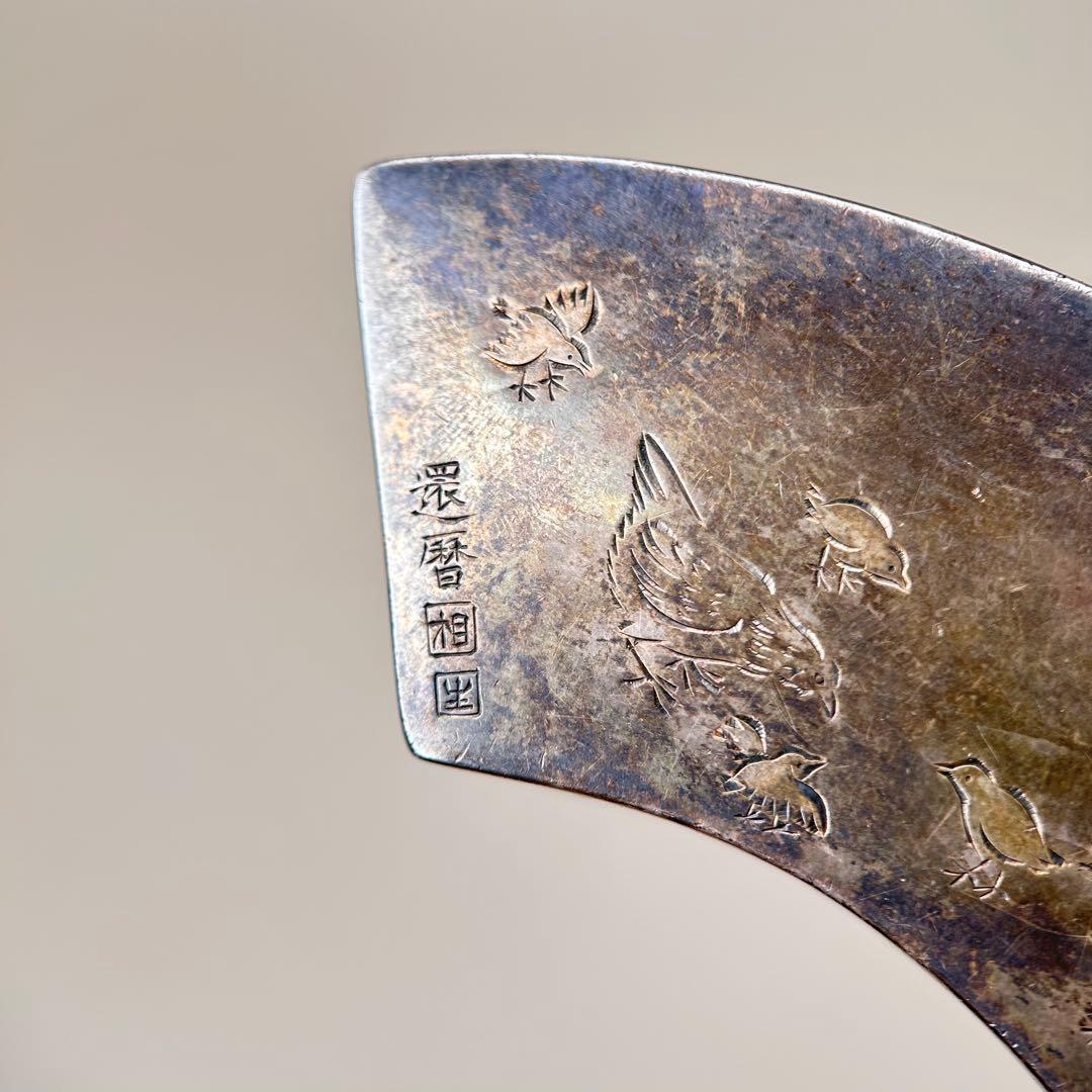 A扇形の小物入れ 鶏の彫刻 銀色 金属製 レトロ 雰囲気 約47.8g