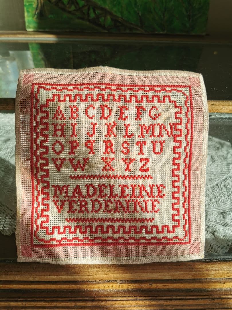 アンティーク フランス アルファベット＆フレーミング刺繍サンプラー ピンク格子