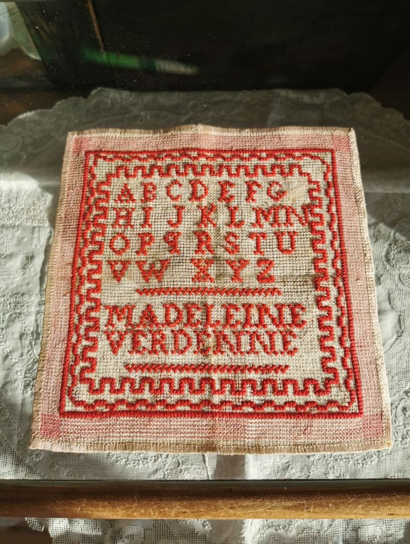 アンティーク フランス アルファベット＆フレーミング刺繍サンプラー ピンク格子