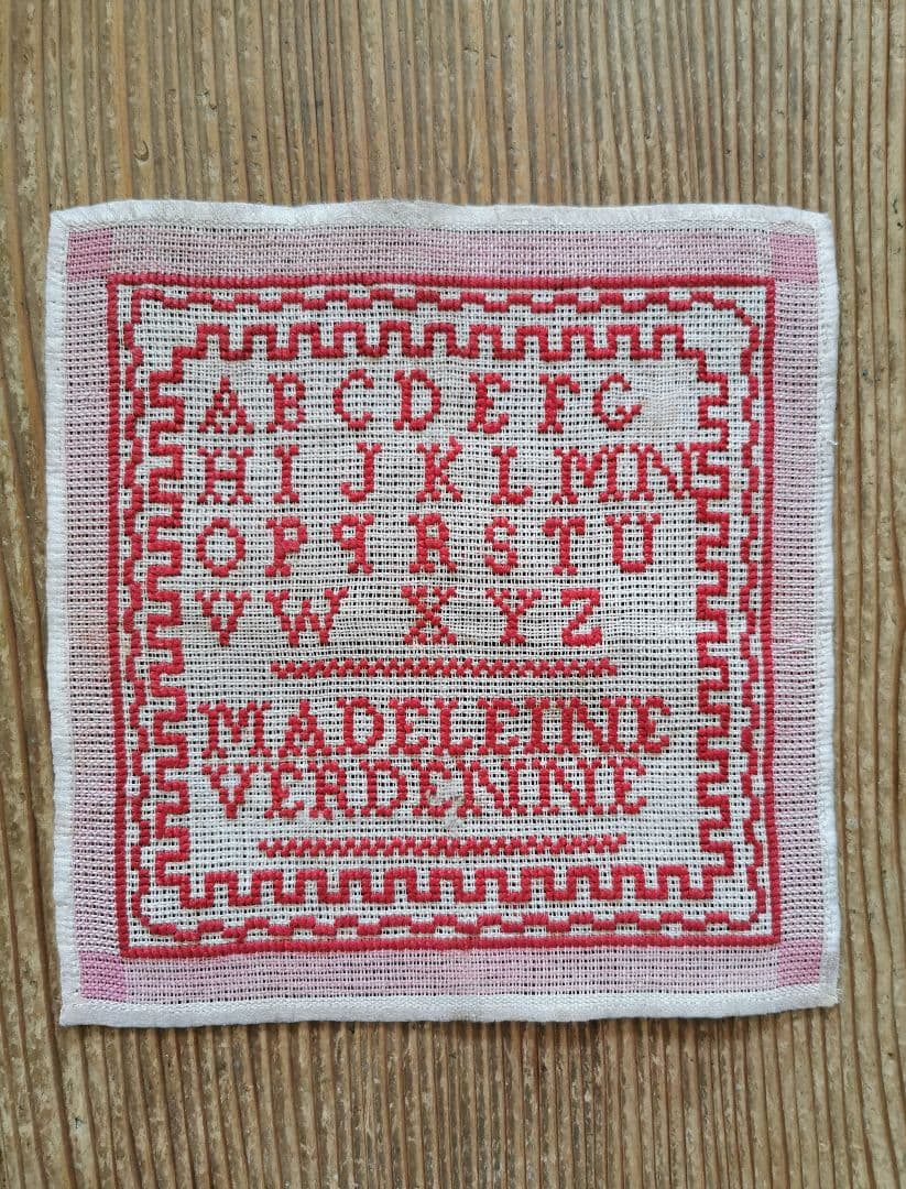 アンティーク フランス アルファベット＆フレーミング刺繍サンプラー ピンク格子