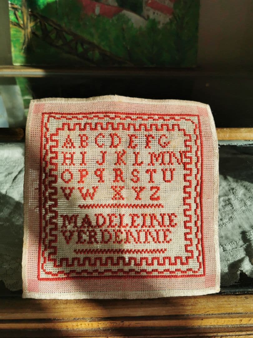 アンティーク フランス アルファベット＆フレーミング刺繍サンプラー ピンク格子