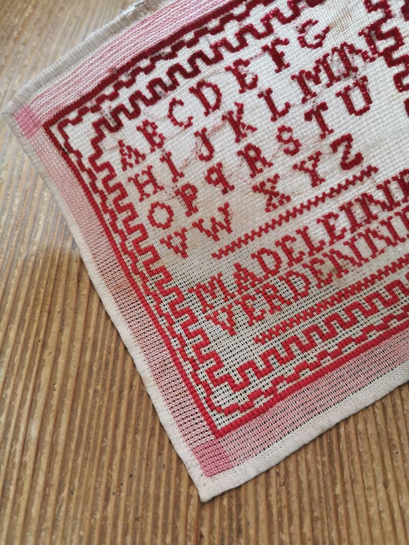 アンティーク フランス アルファベット＆フレーミング刺繍サンプラー ピンク格子