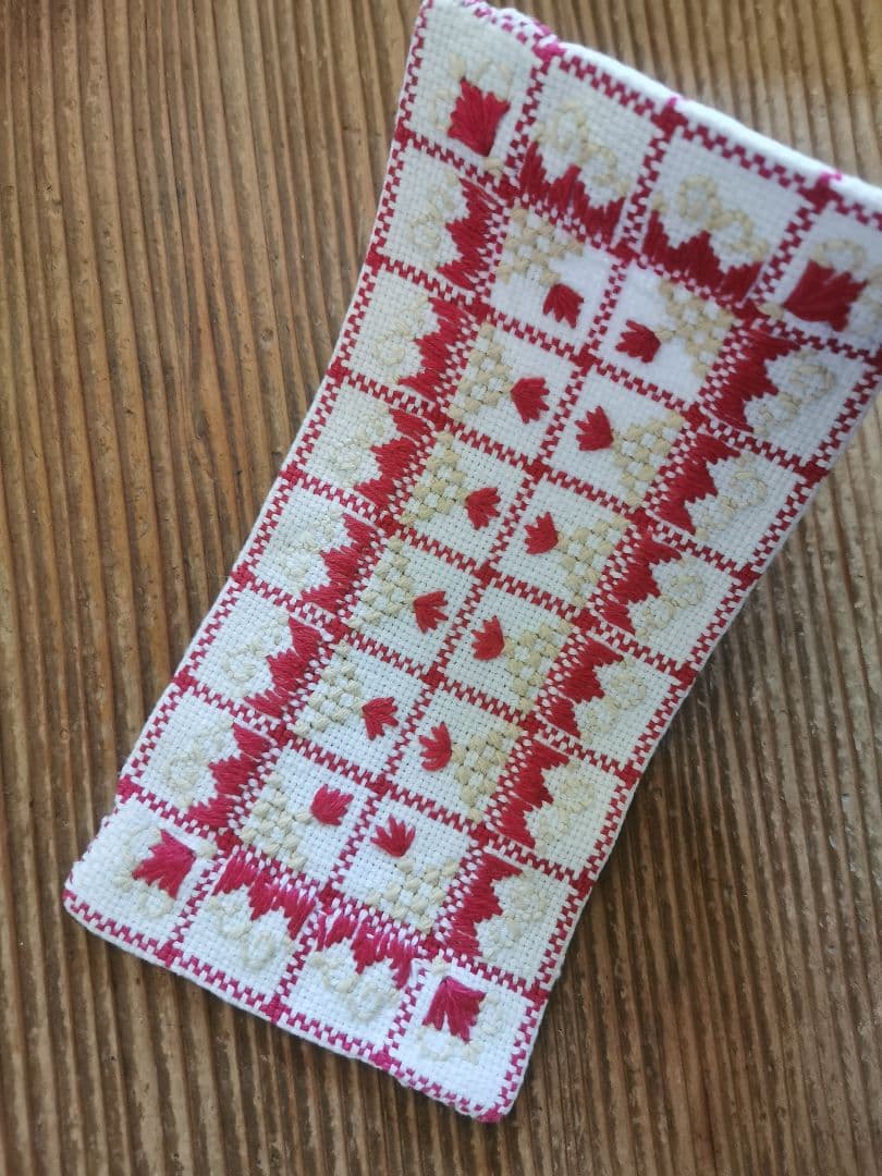 アンティークフランス アルザスチェック 花や葉の手刺繍ドイリー レッド＆ライム