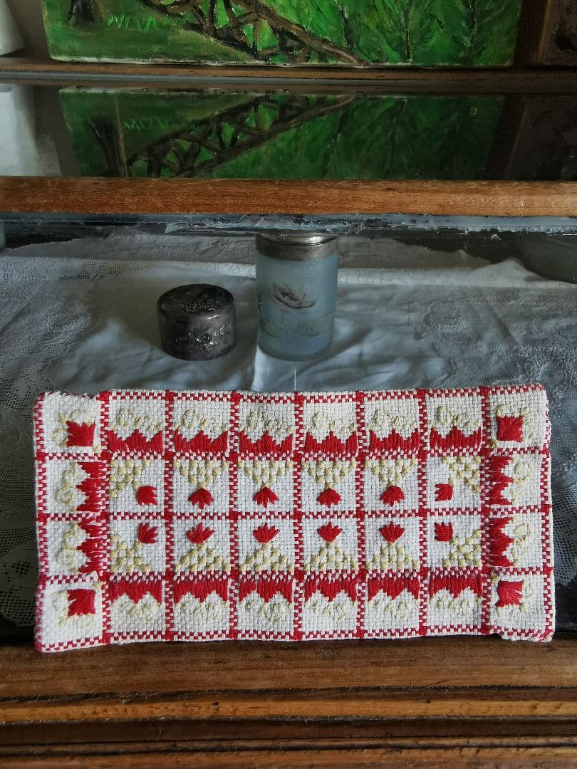 アンティークフランス アルザスチェック 花や葉の手刺繍ドイリー レッド＆ライム