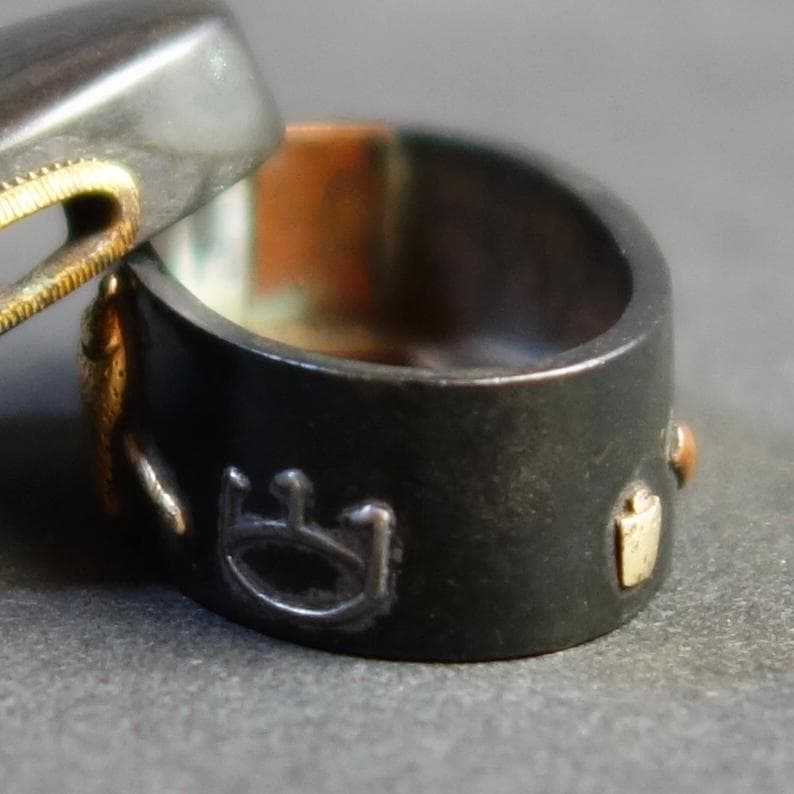 【 在銘 赤城軒元孚 赤銅磨地 金銀銅色絵 茶道具図縁頭 】 (箱・布団付き)