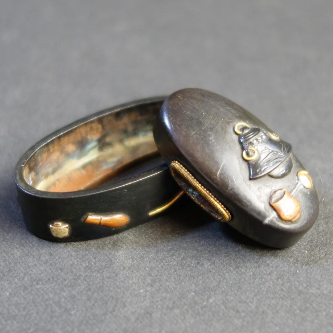 【 在銘 赤城軒元孚 赤銅磨地 金銀銅色絵 茶道具図縁頭 】 (箱・布団付き)