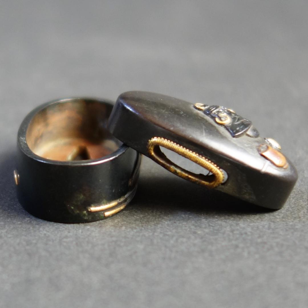 【 在銘 赤城軒元孚 赤銅磨地 金銀銅色絵 茶道具図縁頭 】 (箱・布団付き)