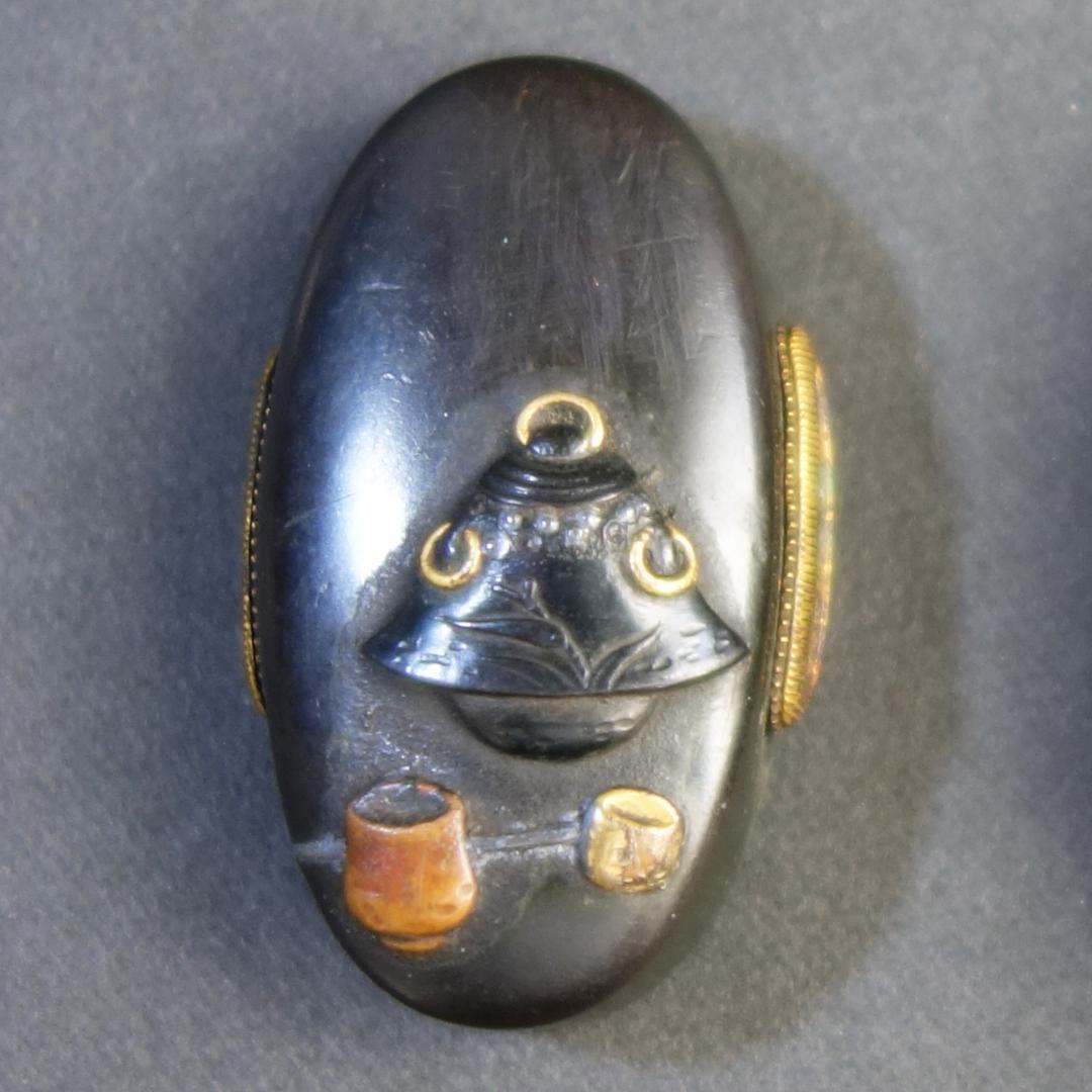 【 在銘 赤城軒元孚 赤銅磨地 金銀銅色絵 茶道具図縁頭 】 (箱・布団付き)