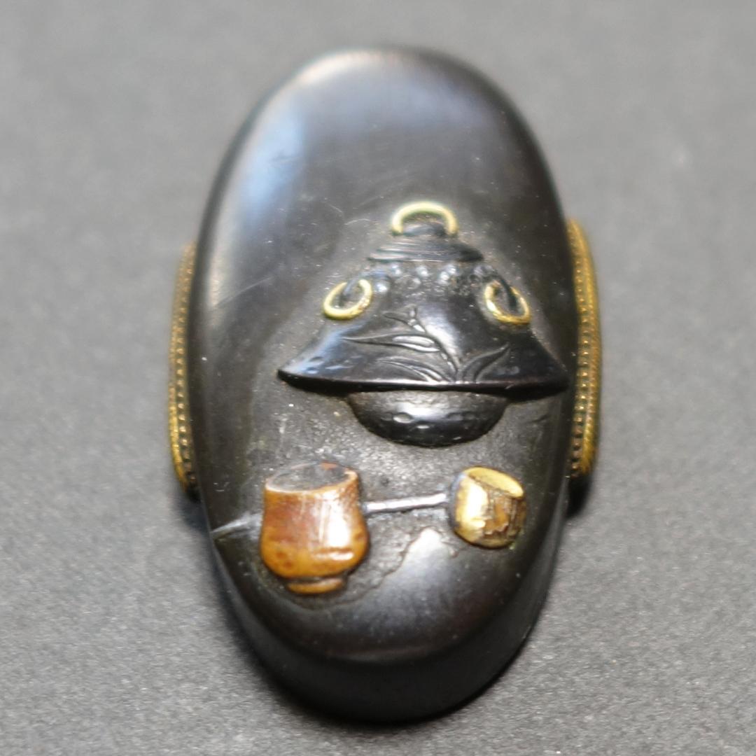 【 在銘 赤城軒元孚 赤銅磨地 金銀銅色絵 茶道具図縁頭 】 (箱・布団付き)