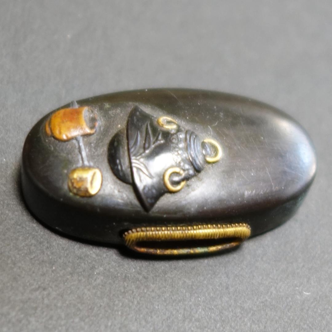 【 在銘 赤城軒元孚 赤銅磨地 金銀銅色絵 茶道具図縁頭 】 (箱・布団付き)