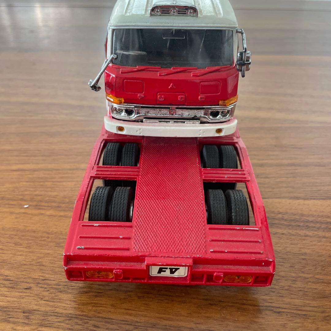 トミカ 赤と白 トレーラー 6ホイール