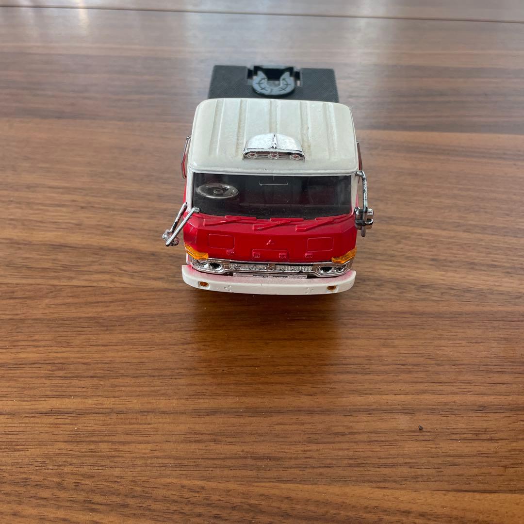 トミカ 赤と白 トレーラー 6ホイール