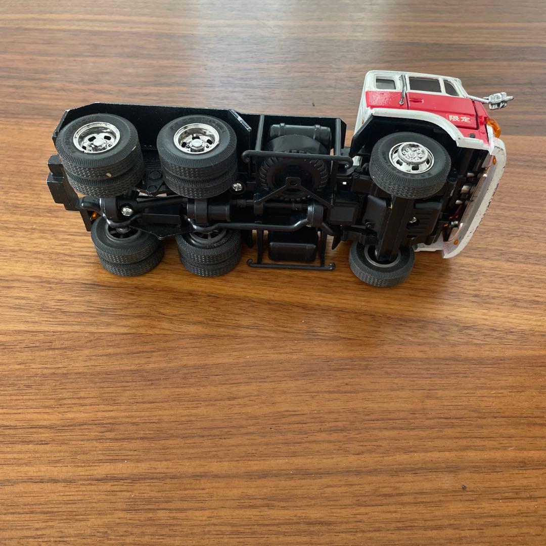 トミカ 赤と白 トレーラー 6ホイール