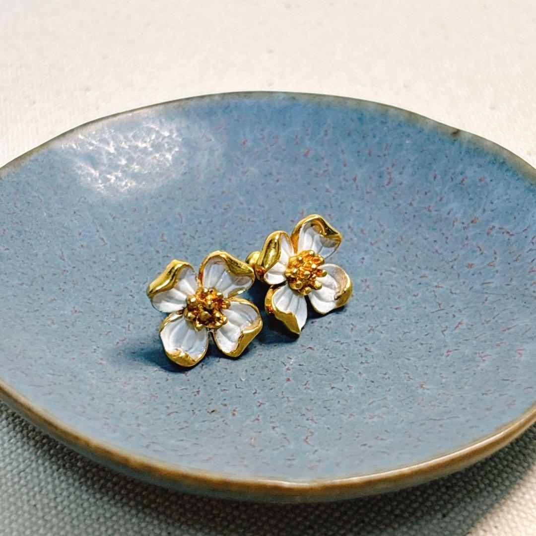 trifariトリファリ　ハナミズキ　小さめピアス ホワイト　花