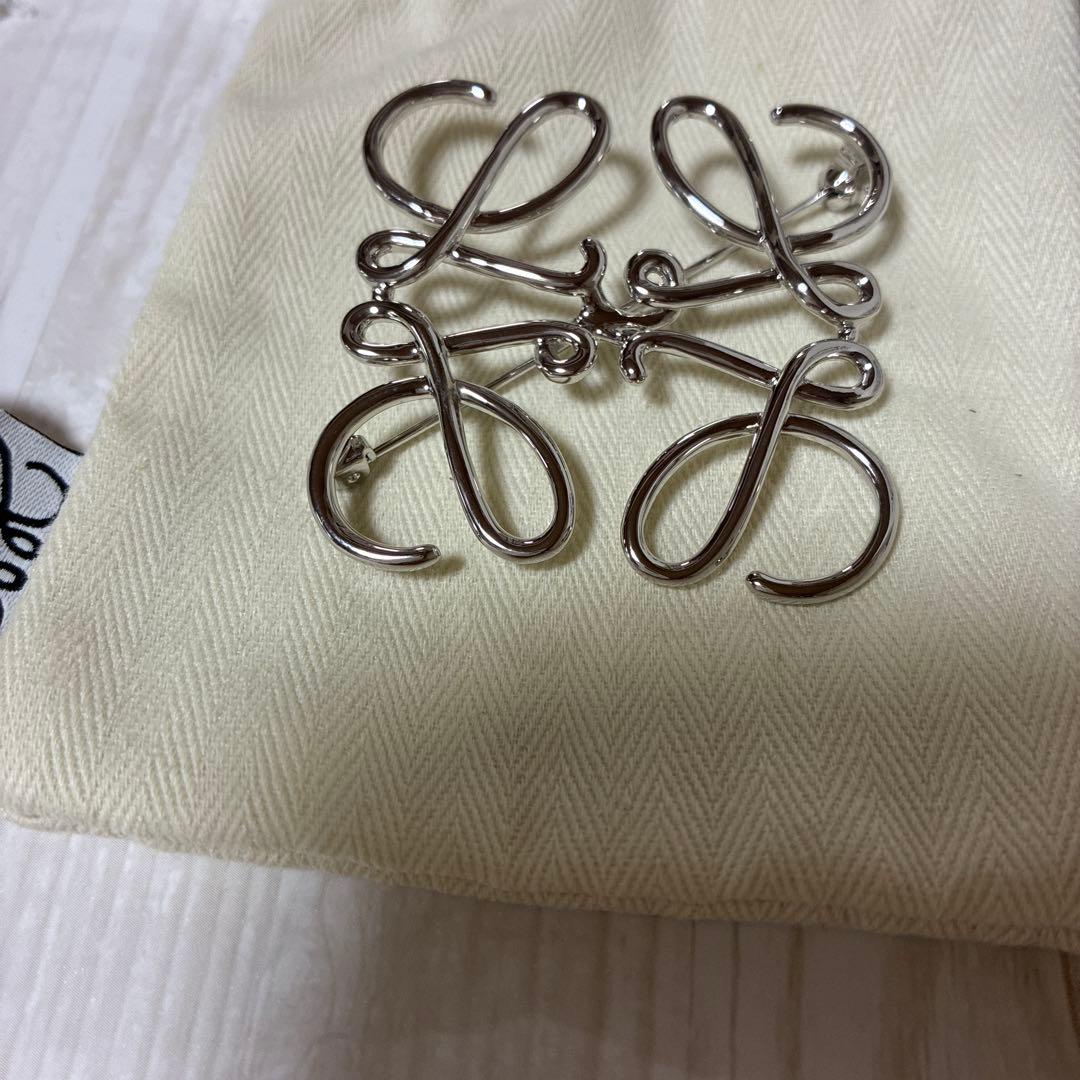 LOEWEアナグラムブローチ　シルバー