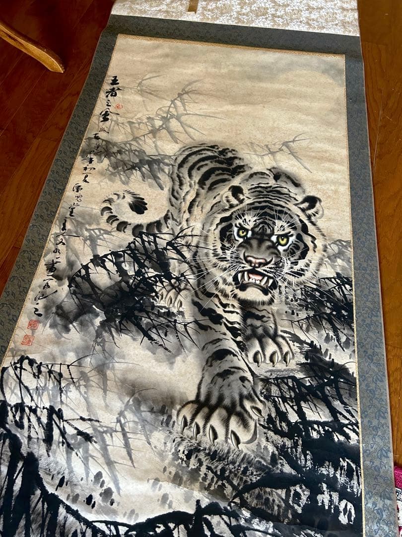 猛虎図　虎　掛け軸　中国掛軸 時代 虎 / 猫虎 肉筆 在銘 水墨　中国　骨董品