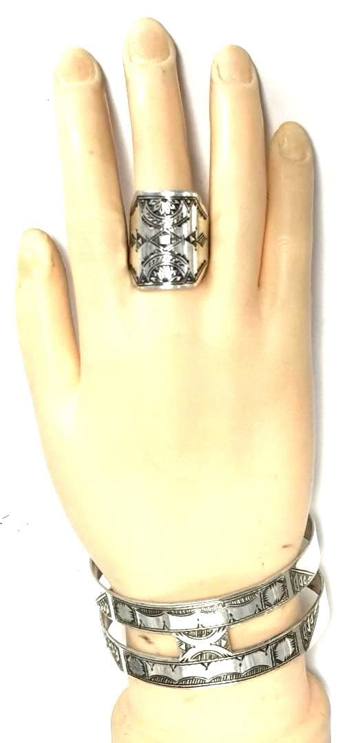 サハラ砂漠　トゥアレグ族　ハンドメイド　シルバーバングル