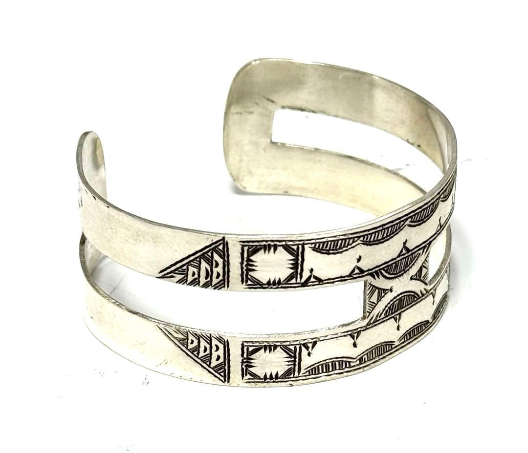 サハラ砂漠　トゥアレグ族　ハンドメイド　シルバーバングル