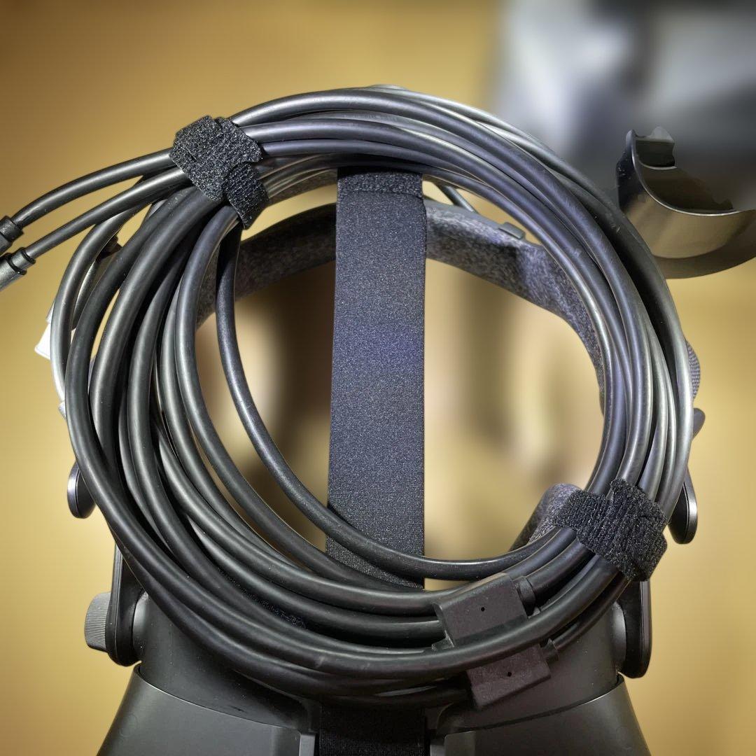 未使用に近い　VALVE INDEX VRヘッドセットと付属ケーブル