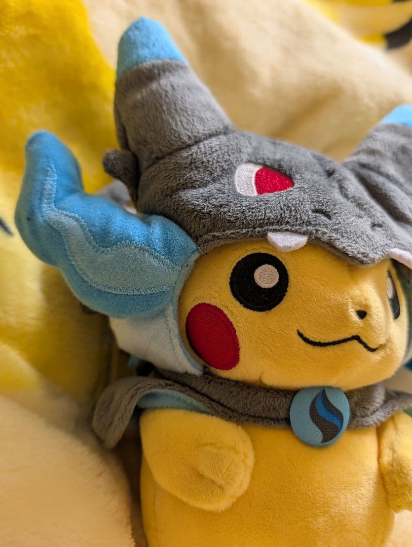 ポケセン限定 ぬいぐるみ メガリザードンXのポンチョを着たピカチュウ