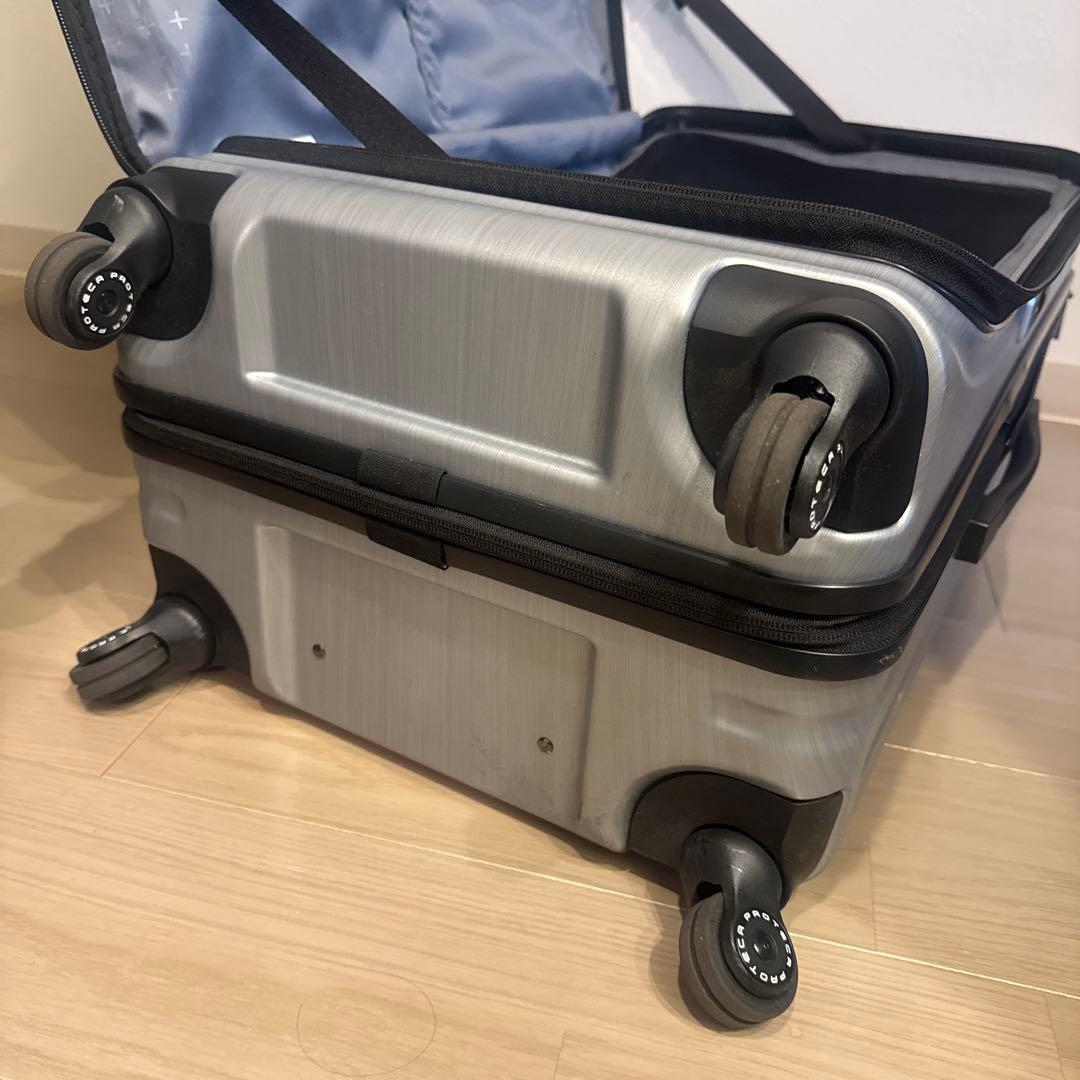 中型シルバーキャリーケース TSAロック付き