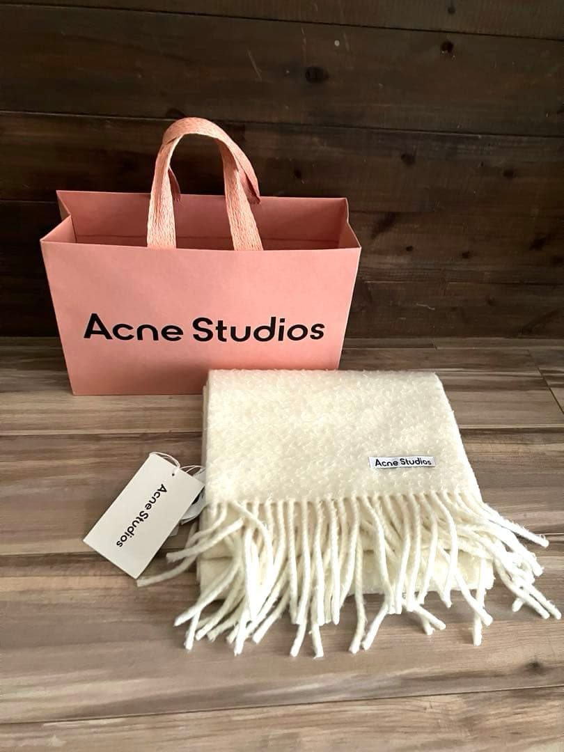 プレゼントにも！新品タグ付きAcne Studios アイボリー マフラー☆