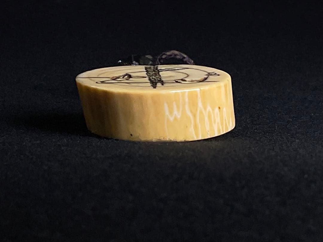 根付　提げ物　水鳥の図　トンボ玉緒締　饅頭根付