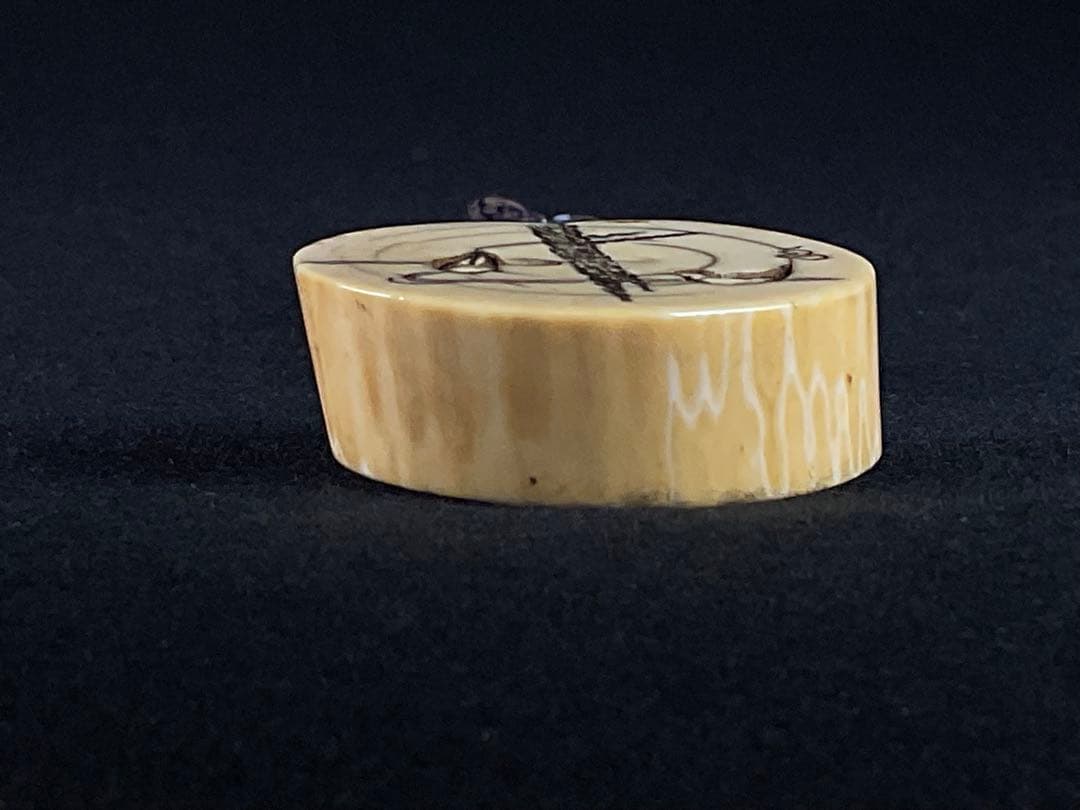 根付　提げ物　水鳥の図　トンボ玉緒締　饅頭根付