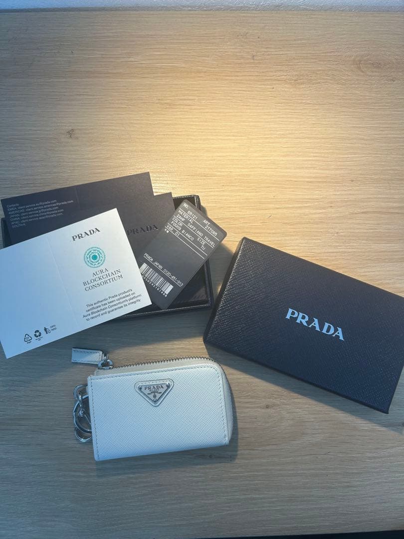 PRADA 美品　ホワイトレザー ケース
