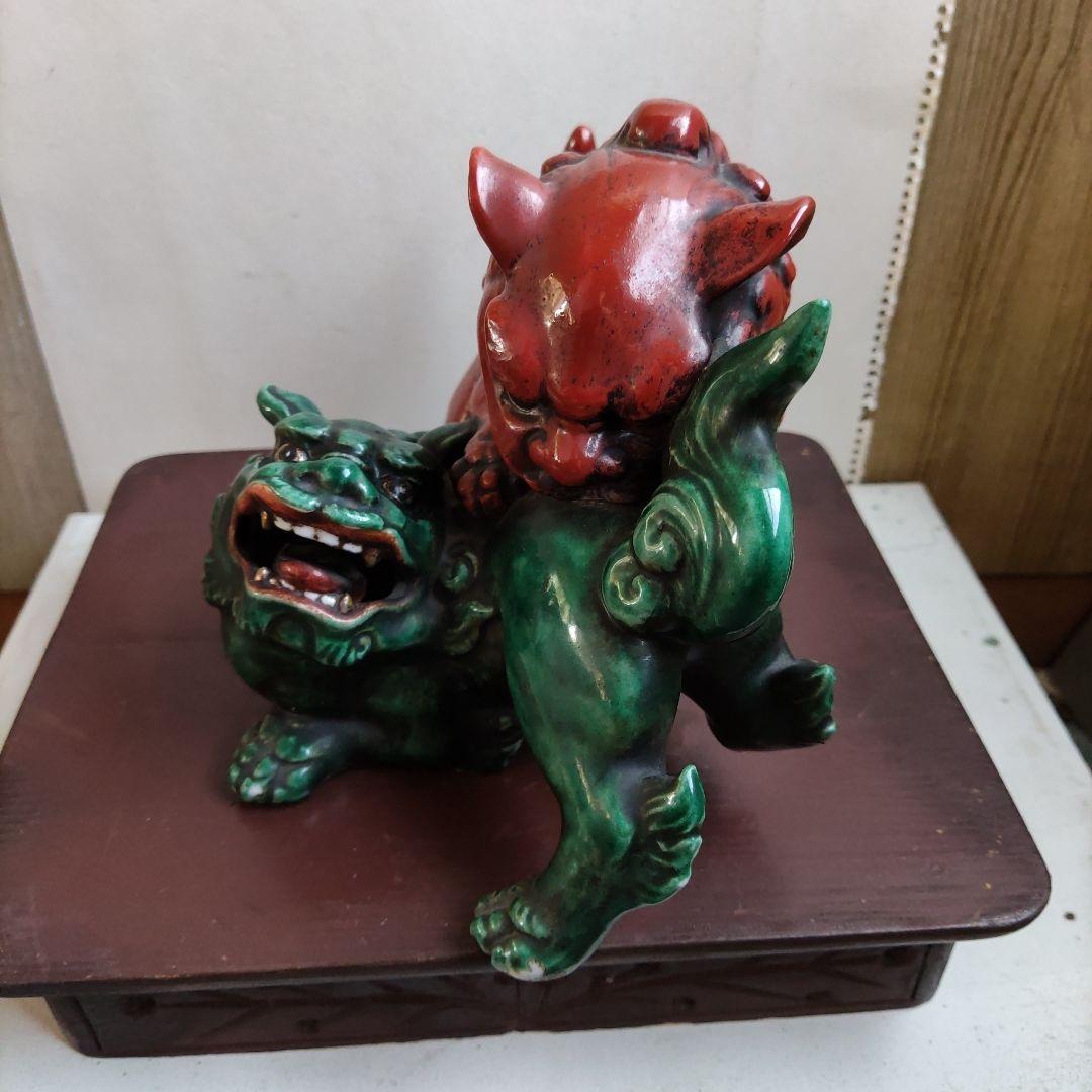 九谷焼江戸古陶磁器　赤と緑の獅子の彫刻　飾り台付き　値下げ致しました。
