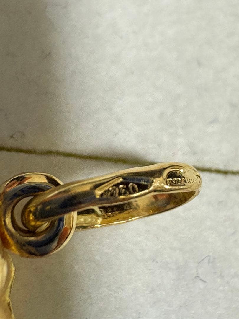 750 (K18) UNOAERRE 犬モチーフ　ペンダントトップ