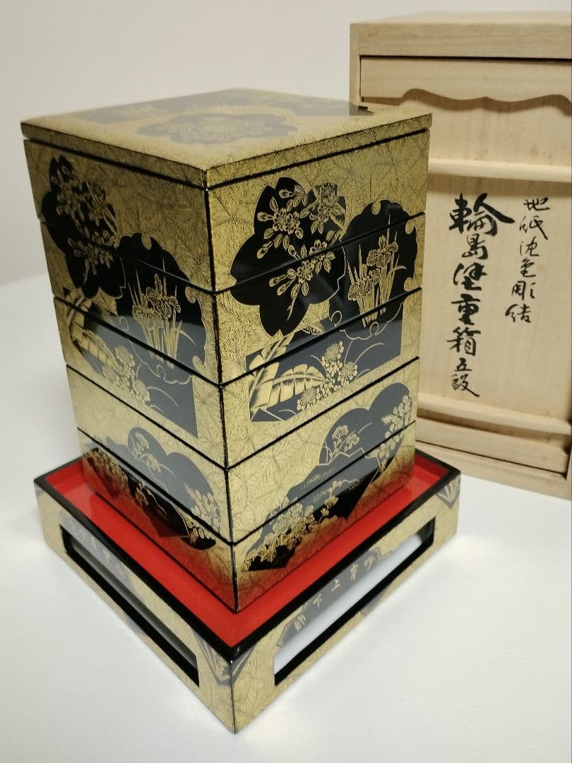 輪島塗　地紙沈金彫詰　台付き五段重　作家もの