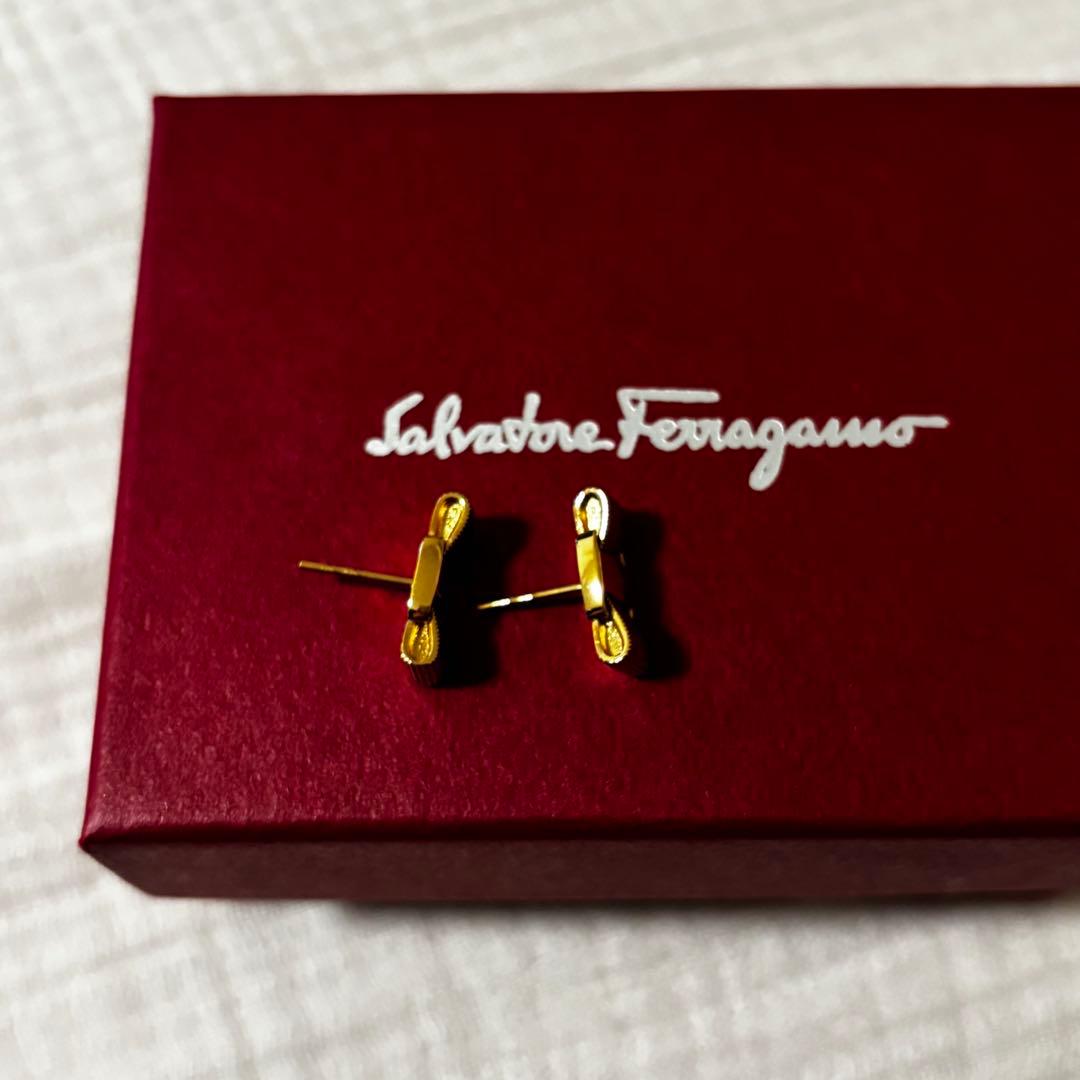 Salvatore Ferragamo フェラガモ　ゴールドリボン　ヴァラピアス