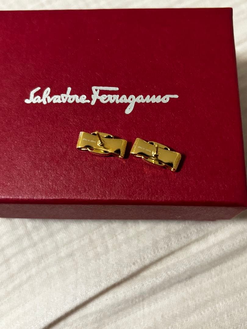Salvatore Ferragamo フェラガモ　ゴールドリボン　ヴァラピアス